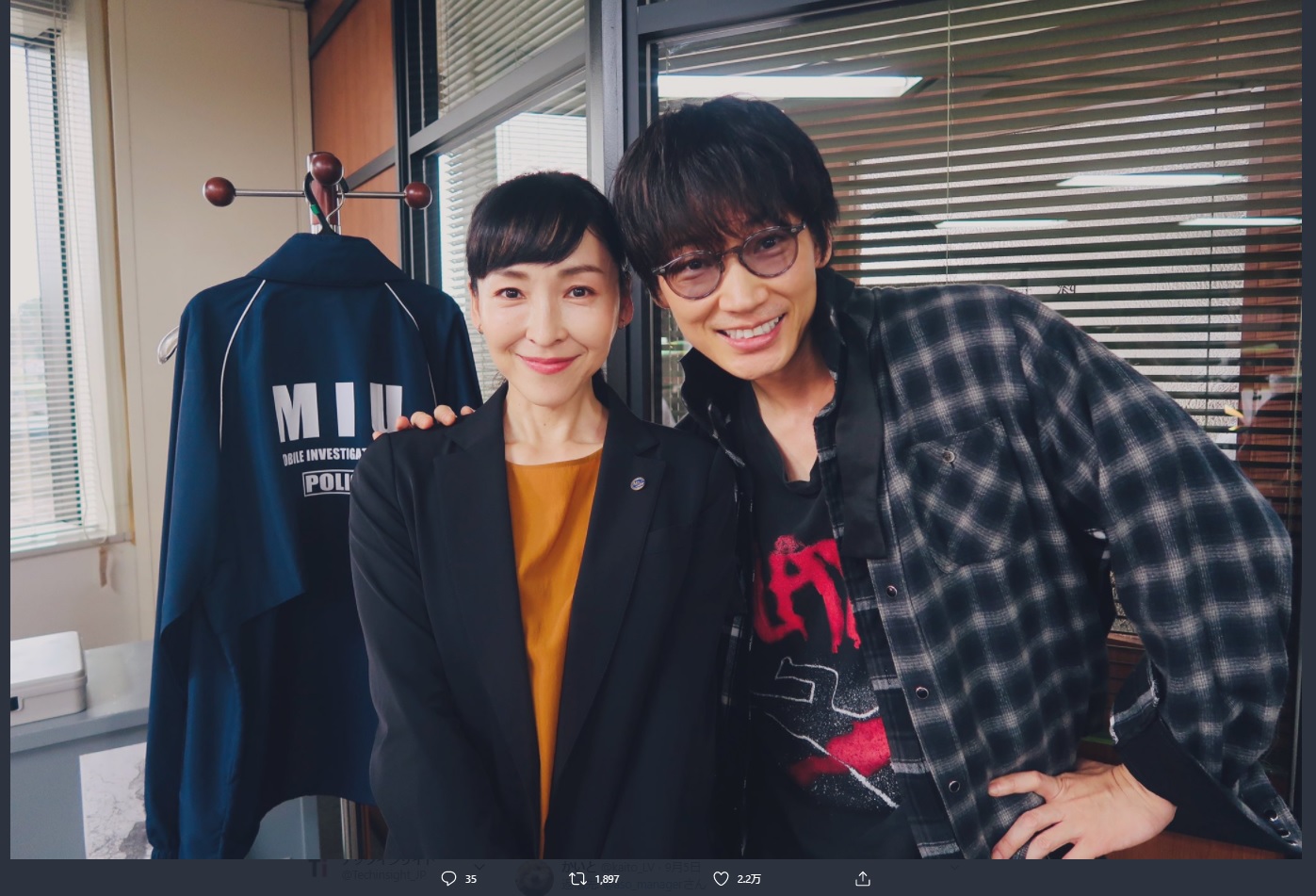 『MIU404』キャストの麻生久美子と綾野剛（画像は『麻生久美子mg【公式】　2020年9月4日付Twitter「伊吹さんと桔梗隊長」』のスクリーンショット）