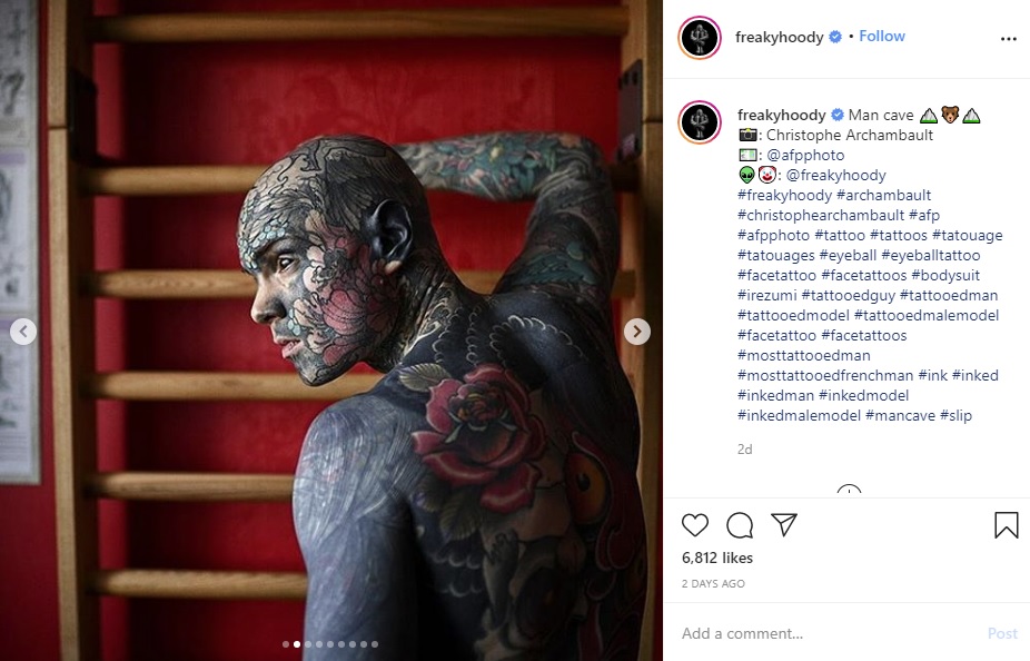 背中には大きなバラのタトゥー（画像は『Sylvain　2020年9月26日付Instagram「Man cave」』のスクリーンショット）