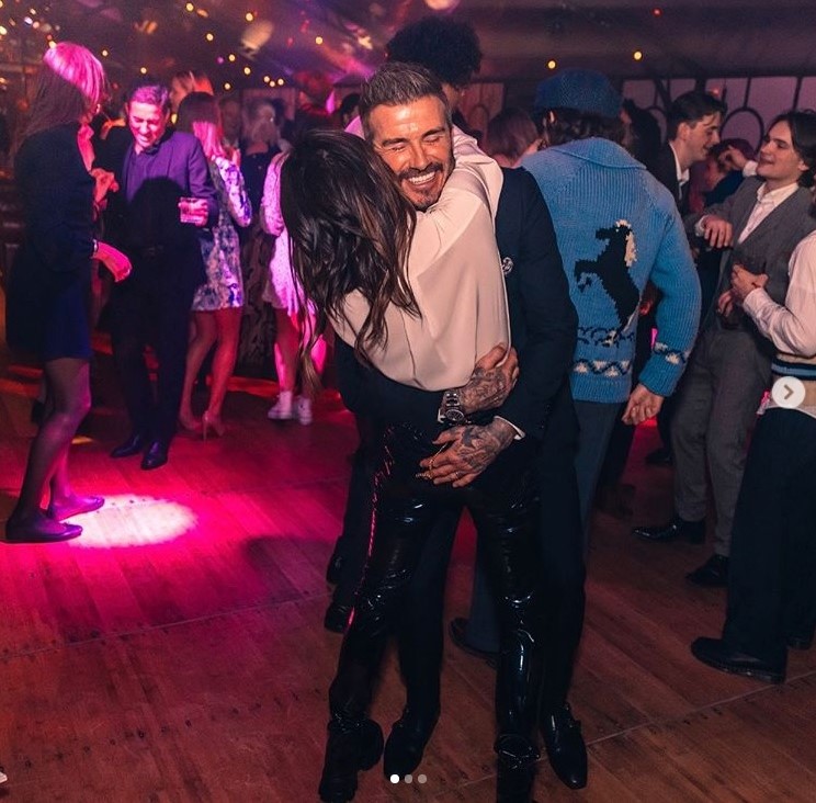 3月に行われた長男ブルックリンの誕生日パーティでのベッカム夫妻（画像は『Victoria Beckham　2020年3月8日付Instagram「Dancing till 6am!」』のスクリーンショット）