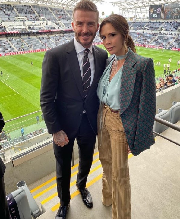 スタジアムで記念写真を撮るベッカム夫妻（画像は『Victoria Beckham　2020年3月2日付Instagram「I’m so excited!!!」』のスクリーンショット）