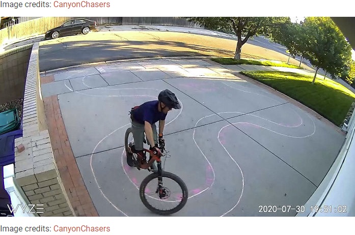 自転車に乗る大人もコースを楽しむ（画像は『Bored Panda　2020年8月31日付「Guy’s Security Cam Catches Neighbor Kid Tearing It Up On His Driveway, He Decides To Do Something About It」（Image credits: CanyonChasers）』のスクリーンショット）