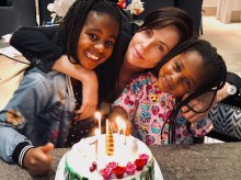 【イタすぎるセレブ達】シャーリーズ・セロン“ナショナル・ドーターズ・デー”に家族写真公開　8歳長女に心無いコメントも