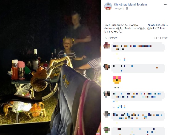 イスやテーブルなどによじ登って食べ物を取ろうとするヤシガニ（画像は『Christmas Island Tourism　2020年9月20日付Facebook「Robber crabs behaving badly!」』のスクリーンショット）