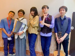 バンドメンバーと池田エライザ（画像は『ELAIZA IKEDA　2020年9月22日付Instagram「CDTVありがとうございました。」』のスクリーンショット）
