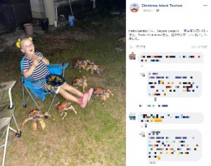 怖がることなくバーベキューを楽しむ幼い女の子（画像は『Christmas Island Tourism　2020年9月20日付Facebook「Robber crabs behaving badly!」』のスクリーンショット）