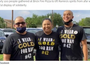 お揃いのTシャツを着てサポートする仲間（画像は『InspireMore.com　2020年9月22日付「Rival Teams Shave Their Heads Together To Support Player With Cancer.」（Facebook）』のスクリーンショット）