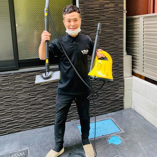 掃除用具を手にするカラテカ入江（画像は『カラテカ入江　2020年9月22日付Instagram「インスタグラムのフォロワーさんから、DMをいただきました。」』のスクリーンショット）