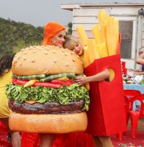 MVで共演した“ハンバーガー”のケイティと“フライドポテト”のテイラー（画像は『Taylor Swift　2019年6月17日付Instagram「A happy meal」』のスクリーンショット）