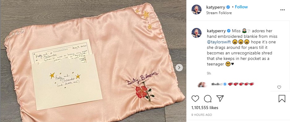 テイラーから届いたピンクのブランケットとカード（画像は『KATY PERRY　2020年9月13日付Instagram「Miss adores her hand embroidered blankie from miss ＠taylorswift」』のスクリーンショット）