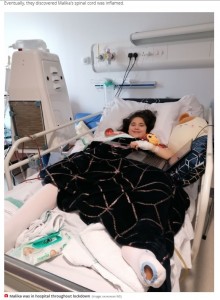 病院のベッドで笑顔を見せるマリカちゃん（画像は『Mirror　2020年9月6日付「‘One-in-a-million’ condition left healthy girl, 11, paralysed from the chest down」（Image: xxxxxxxxx WS）』のスクリーンショット）