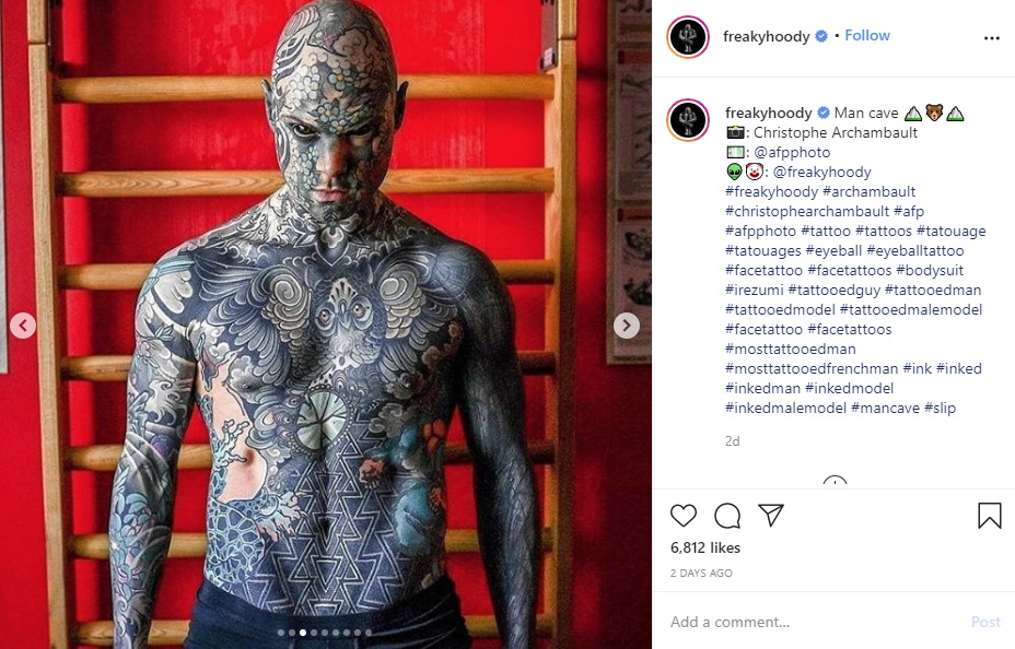 身体全体にタトゥーを施したシルヴァンさん（画像は『Sylvain　2020年9月26日付Instagram「Man cave」』のスクリーンショット）