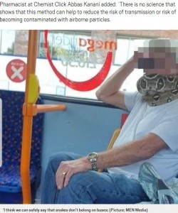 専門家もヘビのマスクは「感染予防に効果的ではない」と説明（画像は『Metro　2020年9月15日付「Man uses snake as a face mask on bus through Manchester」（Picture: MEN Media）』のスクリーンショット）
