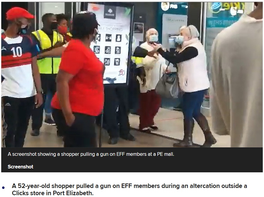 囃し立てるEFFらに素早く銃を突きつけた白人女性（画像は『News24　2020年9月8日付「WATCH | Shopper pulls gun on EFF members during standoff in PE shopping centre」』のスクリーンショット）