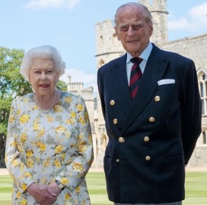 ロックダウン中、より多くの時間を共に過ごしたエリザベス女王とフィリップ王配（画像は『The Royal Family　2020年6月9日付Instagram「This new photograph of The Duke of Edinburgh and The Queen was taken last week in the quadrangle at Windsor Castle to mark His Royal Highness’s 99th birthday tomorrow.」』のスクリーンショット）