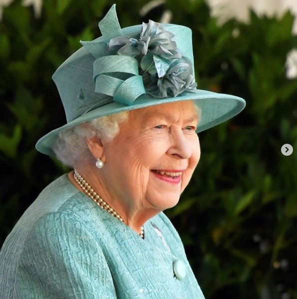 バッキンガム宮殿で限定的な公務を再開する予定のエリザベス女王（画像は『The Royal Family　2020年6月13日付Instagram「Did you watch Her Majesty’s Official Birthday ceremony at Windsor Castle this morning?」』のスクリーンショット）
