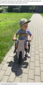 三輪車に乗れるようになったオリヴィエ君（画像は『Metro　2020年8月30日付「Toddler who had both legs amputated due to sepsis learns to ride a bike for first time」（Picture: Caters）』のスクリーンショット）