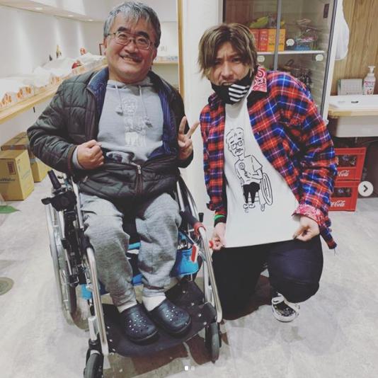 障害者がいきいきと働けるお店を目指す「駄菓子屋 横さんち」に立ち寄ったEXITりんたろー。（画像は『Rintaro from EXIT　2020年2月9日付Instagram「静岡仕事のついでに掛川寄って」』のスクリーンショット）