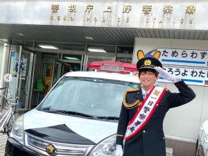 上野警察署の前でポーズする松丸亮吾（画像は『松丸 亮吾　2020年9月16日付Instagram「なんとなんと…!!」』のスクリーンショット）