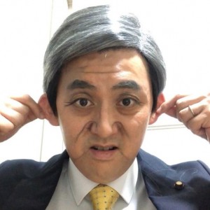 ビスケッティ佐竹による菅首相の顔マネ（画像は『ビスケッティ佐竹/吉本坂46　2020年9月8日付Instagram「試しに菅官房長官もやってみましたがいかがでしょうか？」』のスクリーンショット）