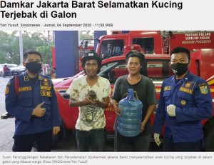 救助された子猫と消防隊員ら（画像は『iNews.id　2020年9月4日付「Damkar Jakarta Barat Selamatkan Kucing Terjebak di Galon」（Foto: SINDOnews/Yan Yusuf）』のスクリーンショット）