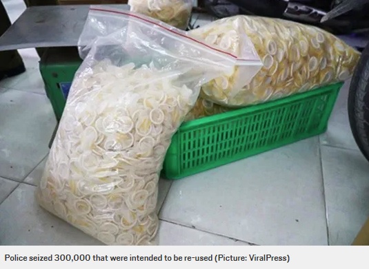 押収された使用済コンドーム（画像は『Metro　2020年9月23日付「More than 300,000 used condoms were being repackaged and sold in Vietnam」（Picture: ViralPress）』のスクリーンショット）