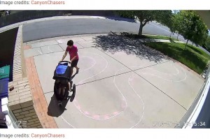 ベビーカーを押すママも（画像は『Bored Panda　2020年8月31日付「Guy’s Security Cam Catches Neighbor Kid Tearing It Up On His Driveway, He Decides To Do Something About It」（Image credits: CanyonChasers）』のスクリーンショット）