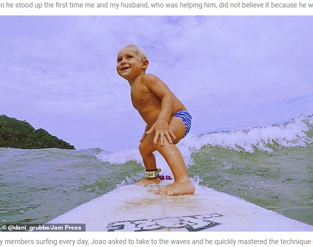 楽しそうに波に乗るジョアン君（画像は『Worldvoz.com　2020年9月3日付「Boy, four, learned how to ride waves unaided at the age of two」（＠dani_grubba/Jam Press）』のスクリーンショット）