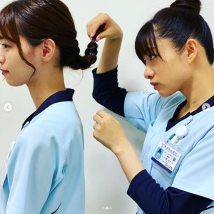 相原くるみの髪型をチェックする葵みどり（画像は『相原くるみ　2020年9月24日付Instagram「先輩。」』のスクリーンショット）
