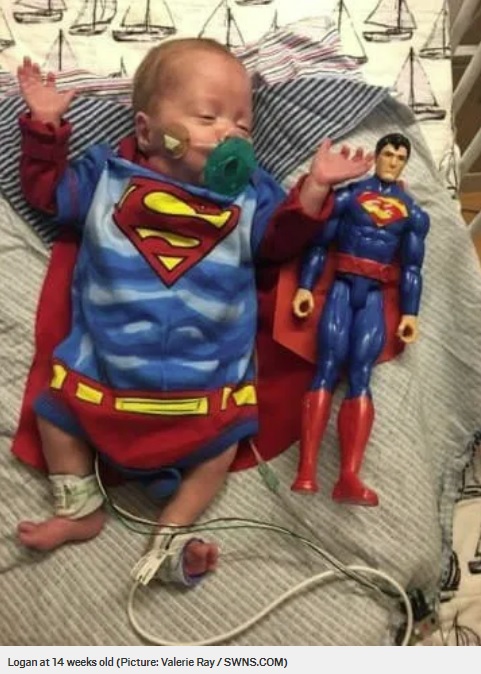 生後3か月半（14週）にスーパーマンのコスチュームで（画像は『Metro　2020年10月23日付「Premature baby born the size of a Superman toy miraculously survives and thrives」（Picture: Valerie Ray / SWNS.COM）』のスクリーンショット）