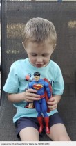 【海外発！Breaking News】スーパーマンのフィギュアと同じ身長30cmで誕生した男児、4年間で大きく成長（米）