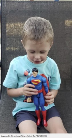 【海外発！Breaking News】スーパーマンのフィギュアと同じ身長30cmで誕生した男児、4年間で大きく成長（米）