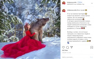 雪の中での美しいワンシーン（画像は『Mila Zhdanova | photographer　2019年1月10日付Instagram「Всем привет」』のスクリーンショット）