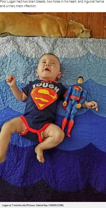 スーパーマンよりかなり大きくなった生後7か月のローガン君（画像は『Metro　2020年10月23日付「Premature baby born the size of a Superman toy miraculously survives and thrives」（Picture: Valerie Ray / SWNS.COM）』のスクリーンショット）