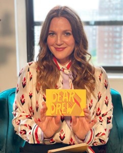 『The Drew Barrymore Show』でホストを務めるドリュー（画像は『Drew Barrymore　2020年8月6日付Instagram「Let’s connect!!」』のスクリーンショット）