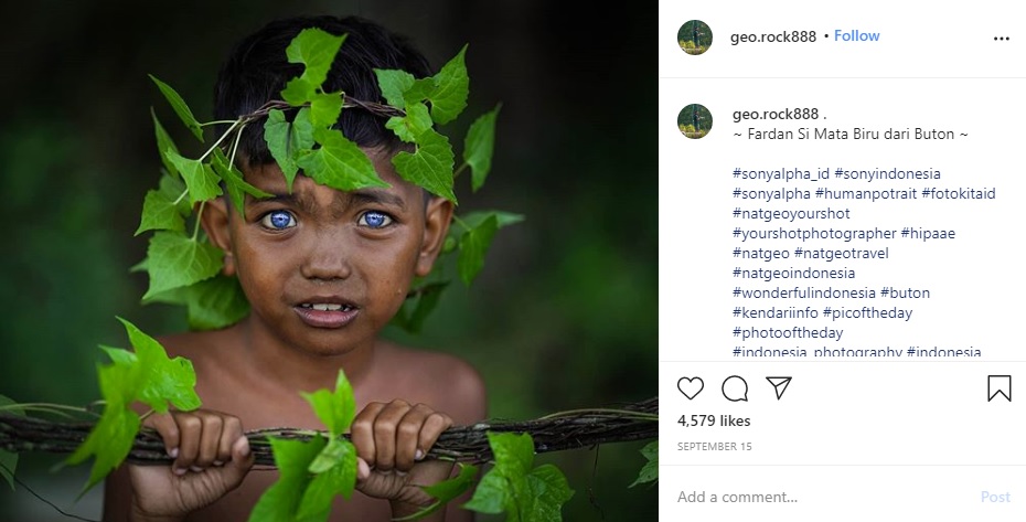 鮮やかな青い瞳を持つ男児（画像は『Korchnoi Pasaribu　2020年9月15日付Instagram「～ Fardan Si Mata Biru dari Buton ～」』のスクリーンショット）