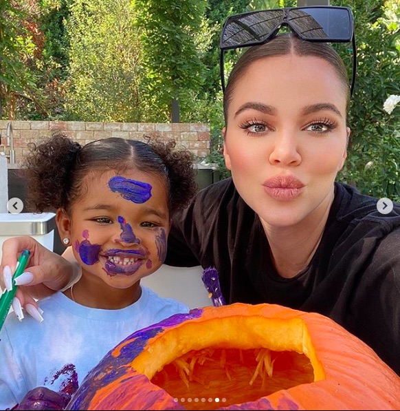 キュートなトゥルーちゃんとクロエ（画像は『Khloé　2020年10月4日付Instagram「Family Pumpkin Carving Day」』のスクリーンショット）
