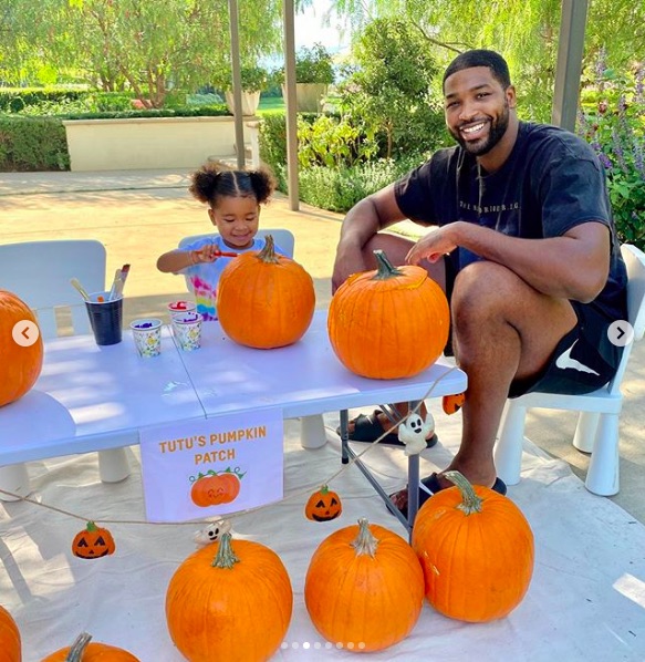 トゥルーちゃんの横で笑顔の“パパ”トリスタン（画像は『Khloé　2020年10月4日付Instagram「Family Pumpkin Carving Day」』のスクリーンショット）