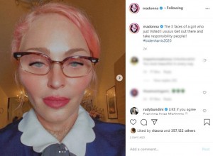 髪色をピンクにしたマドンナ（画像は『Madonna　2020年10月11日付Instagram「The 3 faces of a girl who just Voted!!」』のスクリーンショット）