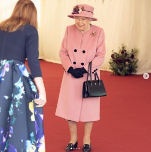 【イタすぎるセレブ達】エリザベス女王、7か月ぶりに王宮外で公務を行う　来客名簿に記名し「これで私が来たことが証明された」と笑顔