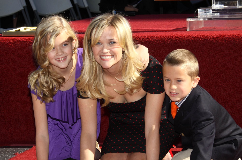 2010年にハリウッド殿堂入りしたリース、長女エイヴァさん＆長男ディーコンさんと記念撮影