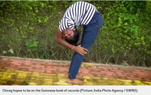 ギネス世界記録を夢見るチラグさん（画像は『Metro　2020年10月29日付「Super flexible man can turn his head 180 degrees and bend legs over his head to type with his feet」（Picture: India Photo Agency / SWNS）』のスクリーンショット）