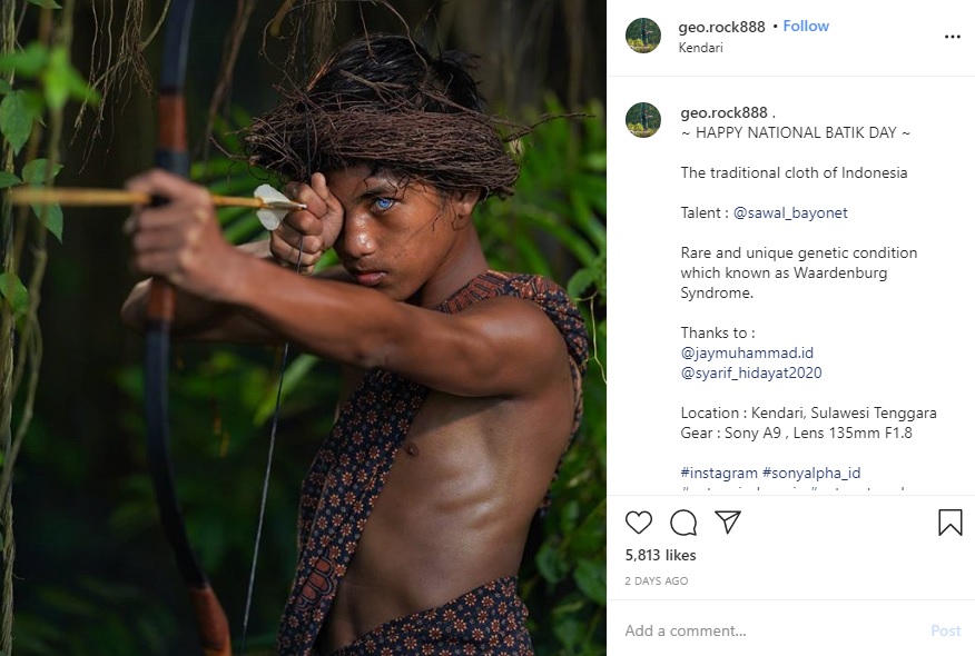インドネシアのバティック（ろうけつ染め）を纏う少年（画像は『Korchnoi Pasaribu　2020年10月2日付Instagram「～ HAPPY NATIONAL BATIK DAY ～」』のスクリーンショット）