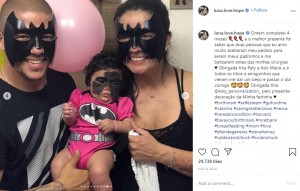 バットマンに仮装した両親と一緒に（画像は『Luna Mãe no Controle 2019年7月9日付Instagram「Ontem completei 4 meses」』のスクリーンショット）
