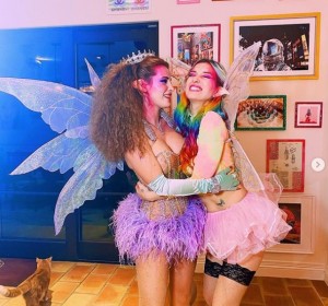 妖精の姉妹に扮したベラ（左）とダニ（画像は『BELLA　2020年10月19日付Instagram「Fairy sisters」』のスクリーンショット）