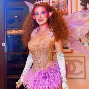 カラフルな妖精の衣装を着たベラ（画像は『BELLA　2020年10月19日付Instagram「Fairy sisters」』のスクリーンショット）