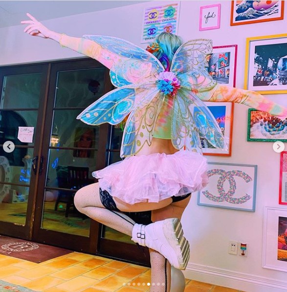 黒のガーターストッキングとスニーカーを履いたダニの後ろ姿（画像は『BELLA　2020年10月19日付Instagram「Fairy sisters」』のスクリーンショット）