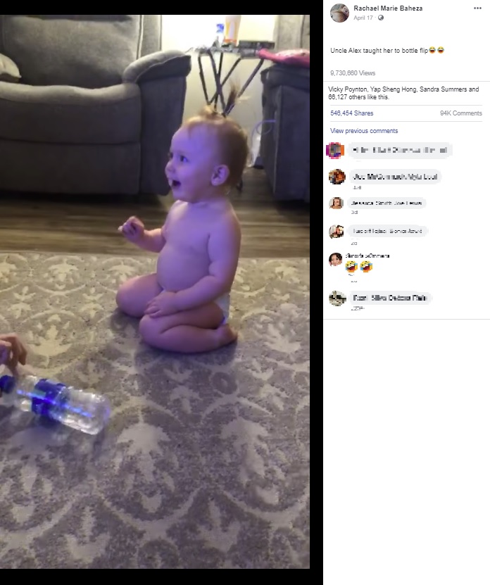 ペットボトルで無邪気に遊ぶ赤ちゃん（画像は『Rachael Marie Baheza　2020年4月17日付Facebook「Uncle Alex taught her to bottle flip」』のスクリーンショット）