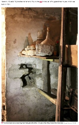一部崩れていた地下室の壁（画像は『Daily Star　2020年10月10日付「Spooky mummified cat found buried in wall of Transylvanian house could be worth ￡1,000」（Image: Hansons / SWNS）』のスクリーンショット）