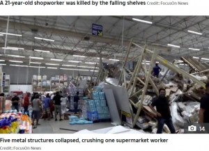 棚が崩れ落ち商品が散乱する店内（画像は『The Sun　2020年10月4日付「CRUSHED TO DEATH Supermarket worker, 21, killed after towering shelves collapsed as horrifying video shows shoppers run for their lives」（Credit: FocusOn News）』のスクリーンショット）