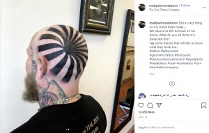 ライアンさんの頭に彫ったタトゥー（画像は『Matt Pehrson　2020年4月25日付Instagram「Did a crazy thing on my friend Ryan today...」』のスクリーンショット）